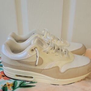 Nike Men's Athletic Shoes - White and Tan